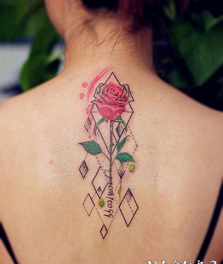 如花似玉，后背玫瑰彩色点刺纹身