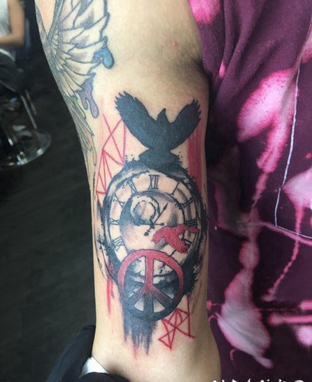 钟表纹身图案 男生手臂上黑灰的钟表纹身图片
