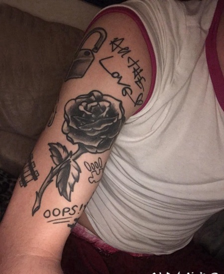 玫瑰纹身图 女生手臂上玫瑰和英文纹身图片