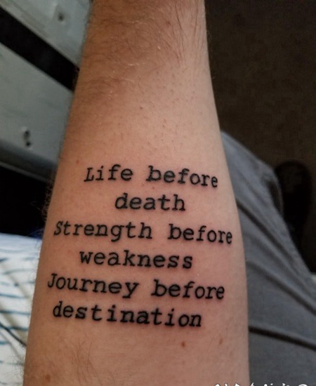 手纹身英文字母 男生手臂上极简的英文字母纹身图片