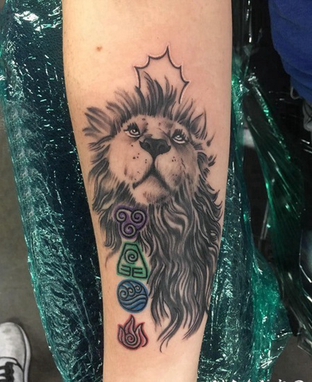 狮子王纹身 女生手臂上素描的狮子纹身图片