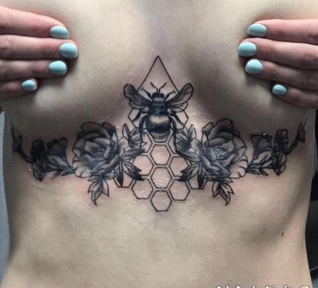 蜜蜂纹身图案 女生胸下蜜蜂和花朵纹身图片