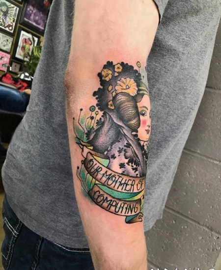 女孩和花朵纹身图案 男生小臂上女孩和花朵纹身图片