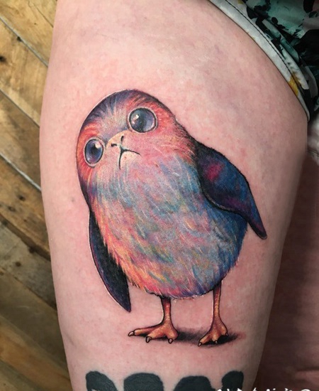 纹身鸟 女生大腿上呆萌的小鸟纹身图片