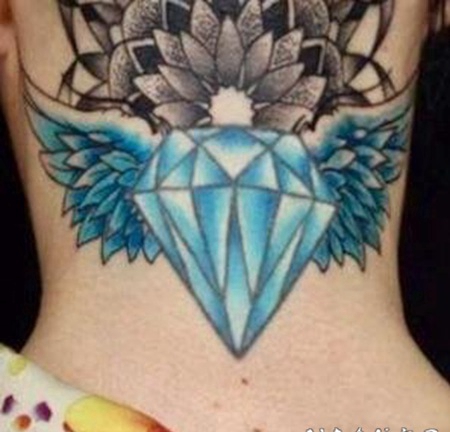 纹身钻石 女生后颈彩绘的钻石纹身图片