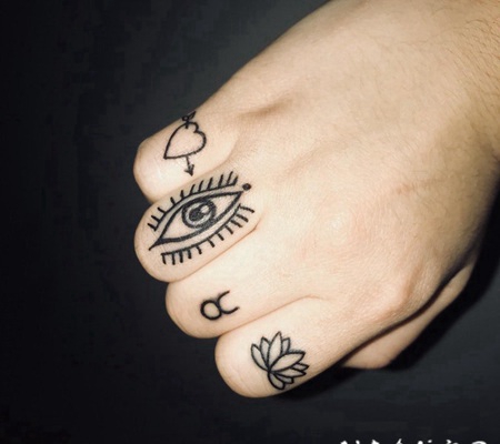 纹身手指 女生手指上眼睛和花朵纹身图片