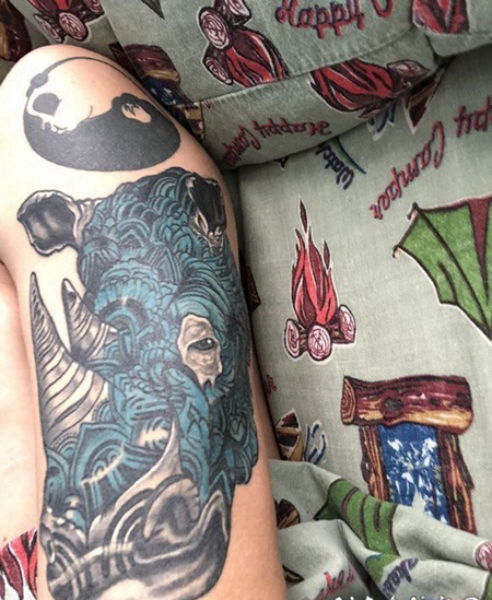 犀牛纹身图案 男生手臂上彩绘的犀牛纹身图片