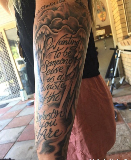 纹身天使翅膀女 女生手臂上翅膀和英文纹身图片