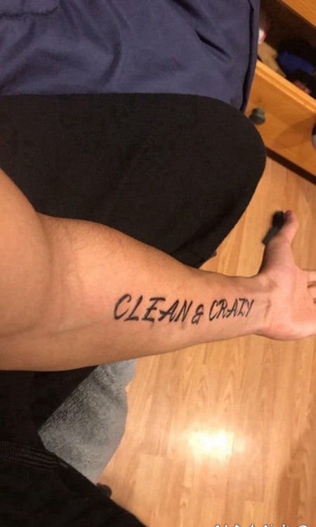 手纹身英文字母 男生手臂上黑色的英文字母纹身图片