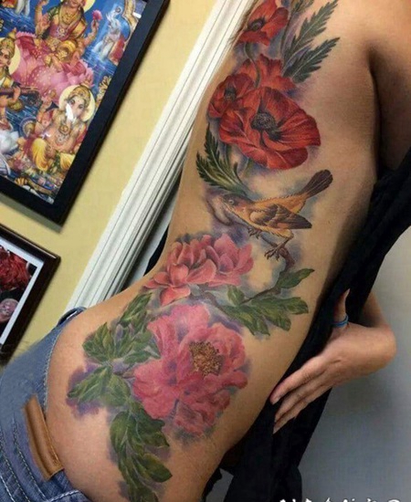 女生腰部纹身图 女生侧腰上彩绘的花朵纹身图片