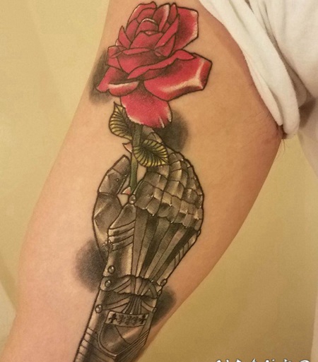 玫瑰纹身图 女生大臂上彩绘的玫瑰纹身图片
