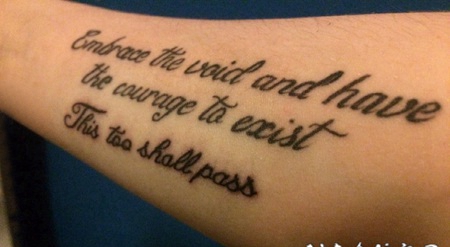 手纹身英文字母 女生手臂上极简的英文字母纹身图片