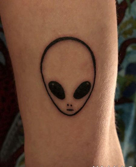 外星人纹身 女生小腿上黑色的外星人纹身图片