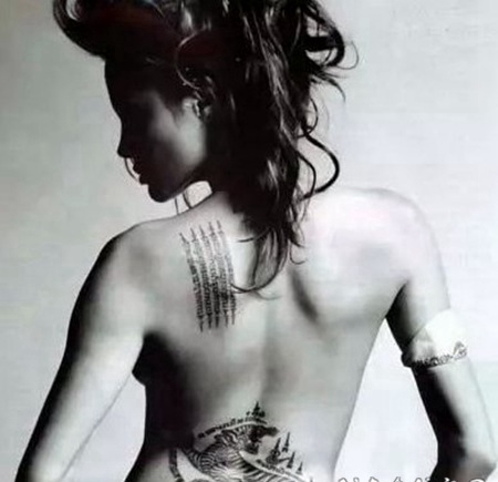 美国纹身明星 安吉丽娜朱莉后背上孟加拉虎和梵文纹身图片