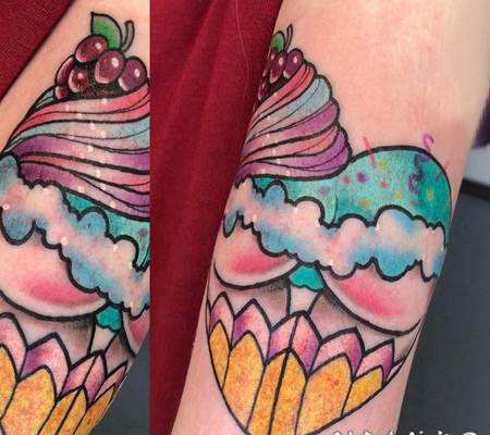 心形纹身图片 女生手臂上渐变的心形纹身图片