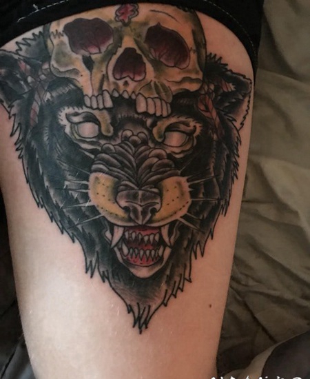熊纹身 女生大腿上骷髅和熊纹身图片