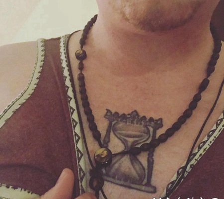 纹身沙漏 男生胸上黑灰的沙漏纹身图片