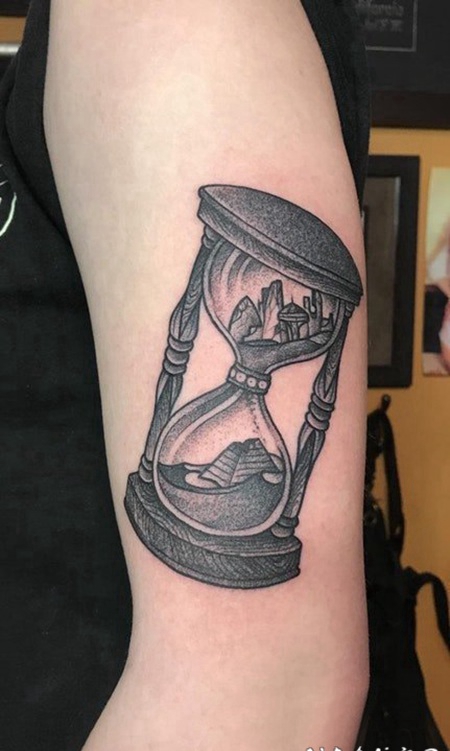 纹身沙漏 男生手臂上沙漏和建筑物纹身图片