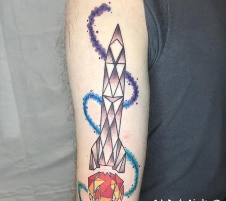 火箭纹身图 女生手臂上几何和火箭纹身图片