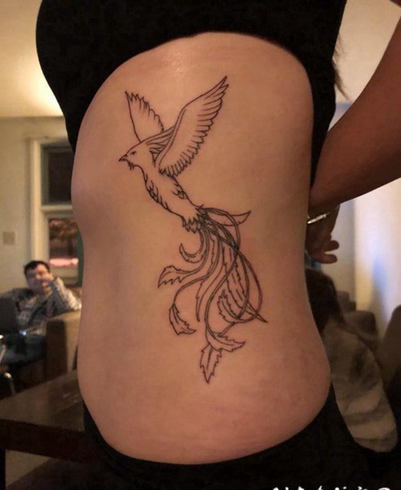 纹身火凤凰 女生侧腰上极简的凤凰纹身图片
