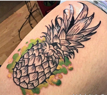 菠萝纹身图案 女生大腿上彩绘的菠萝纹身图片