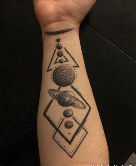 纹身星球 女生手臂上黑灰的星球纹身图片