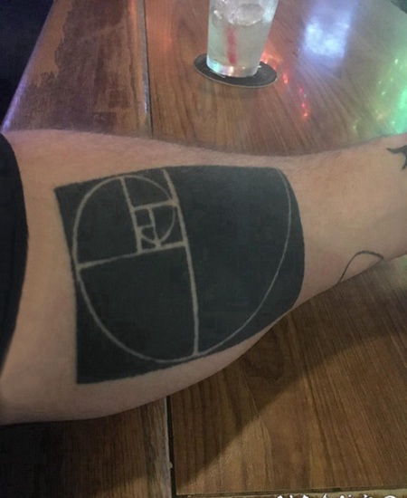 创意纹身男 男生手臂上黑色的几何纹身图片