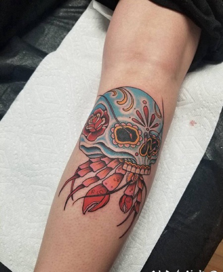 骷髅纹身 女生手臂上彩绘的骷髅纹身图片