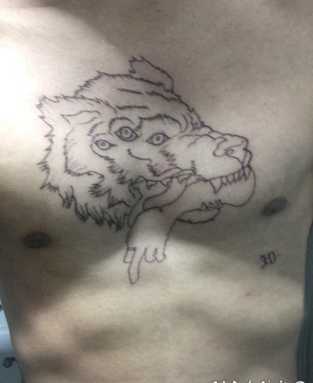 滴血狼头纹身 男生胸上极简的狼头纹身图片