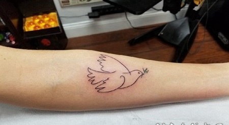 鸽子纹身 女生手臂上极简的鸽子纹身图片