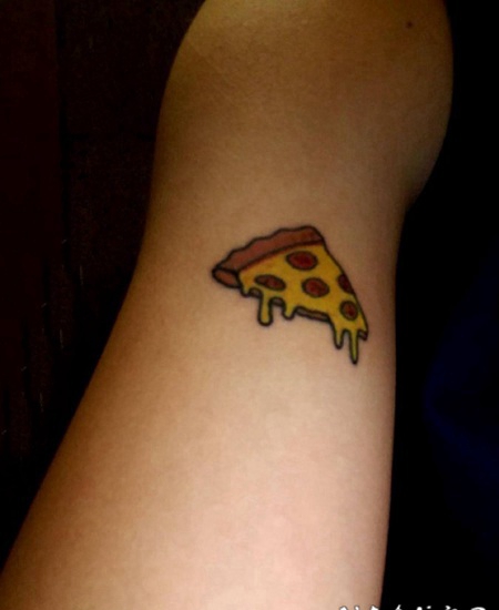披萨纹身图案 女生大臂上彩绘的披萨纹身图片