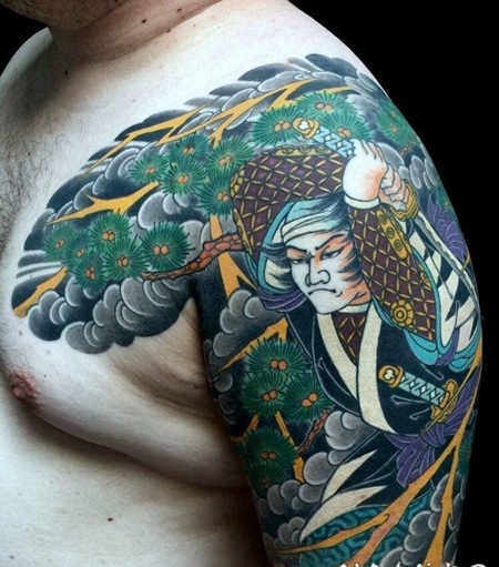 纹身日式 男生大臂上彩绘的日式纹身图片