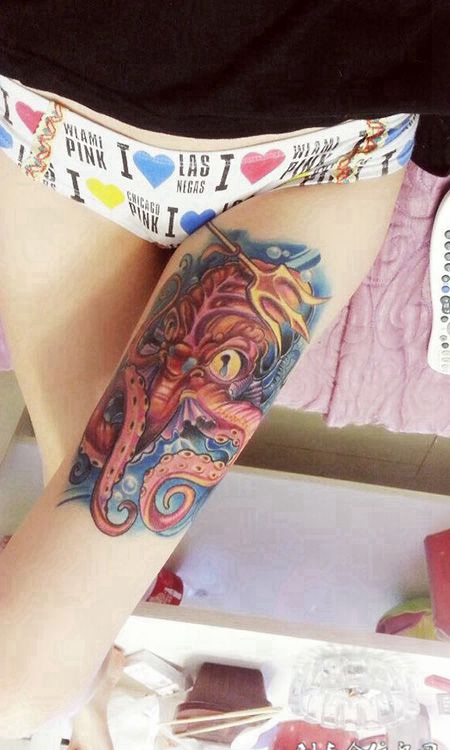 波涛中的霸者，女生大腿八爪鱼彩绘纹身