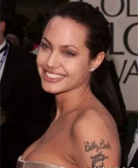 安吉丽娜朱莉的纹身 安吉丽娜朱莉手臂上黑色的英文纹身图片