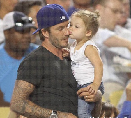 贝克汉姆纹身图片 贝克汉姆手臂上黑灰的浪花纹身图片