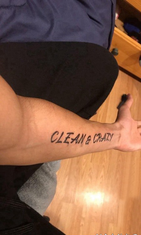 纹身手臂内侧英文 男生手臂上极简的英文纹身图片