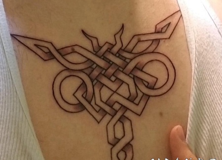 线条纹身小图 女生后背上极简的线条纹身图片