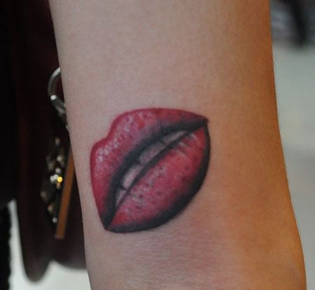 鲜艳的写实红唇纹身图案