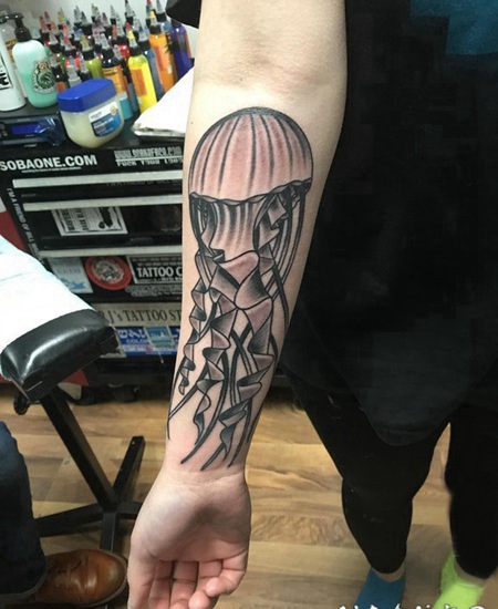 水母纹身图案 女生手臂上黑灰的水母纹身图片