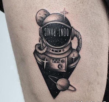 宇航员纹身图案 男生小腿上黑灰的宇航员纹身图片