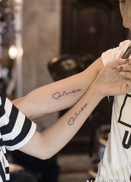 心有灵犀，手臂心电感应情侣纹身