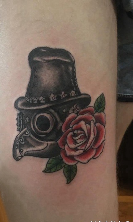 大腿 纹身图案 女生大腿上面具和花朵纹身图片