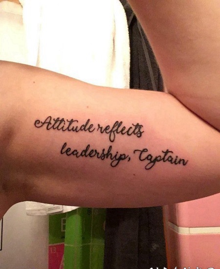 手臂内侧英文纹身 男生手臂上黑色的英文纹身图片