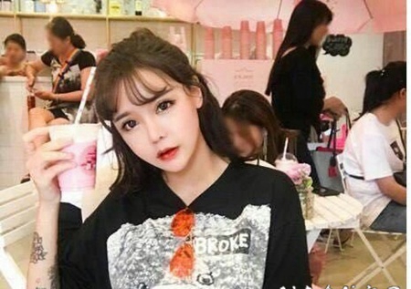 手臂纹身图片 变形计韩安冉手臂上的花朵纹身图片