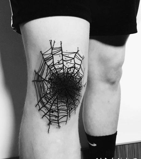 线条纹身小图 男生膝盖上黑色的线条纹身图片