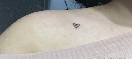 迷你小纹身 女生肩部上极简的迷你小纹身图片