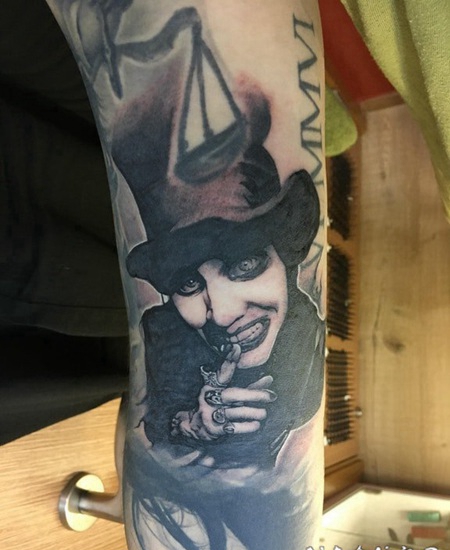 小丑纹身 女生手臂上素描的小丑纹身图片