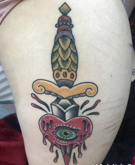 欧美匕首纹身 女生大腿上匕首和心脏纹身图片