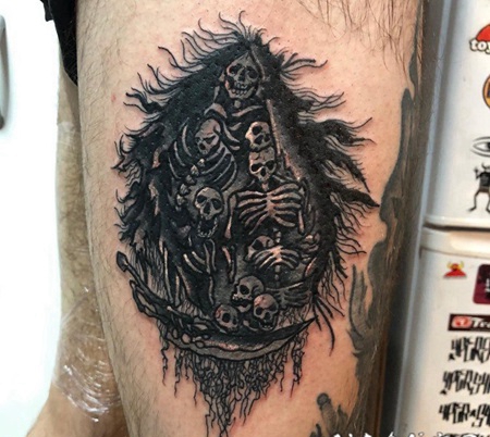 骷髅纹身 男生大腿上恐怖的骷髅纹身图片