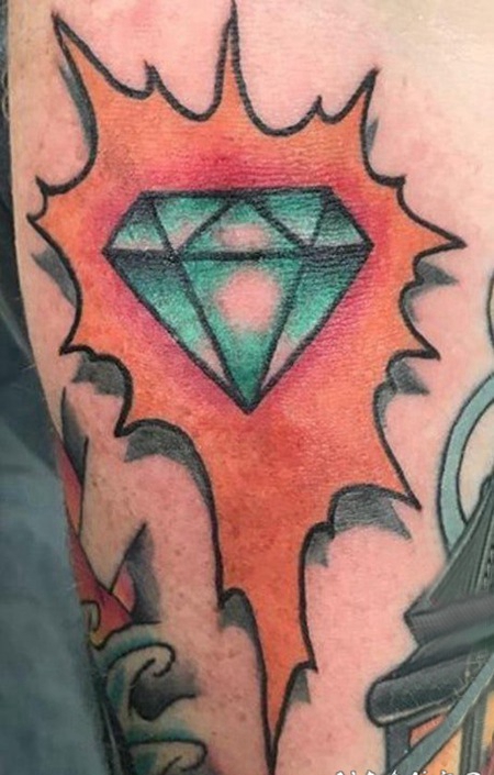 纹身钻石 男生手臂上彩绘的钻石纹身图片